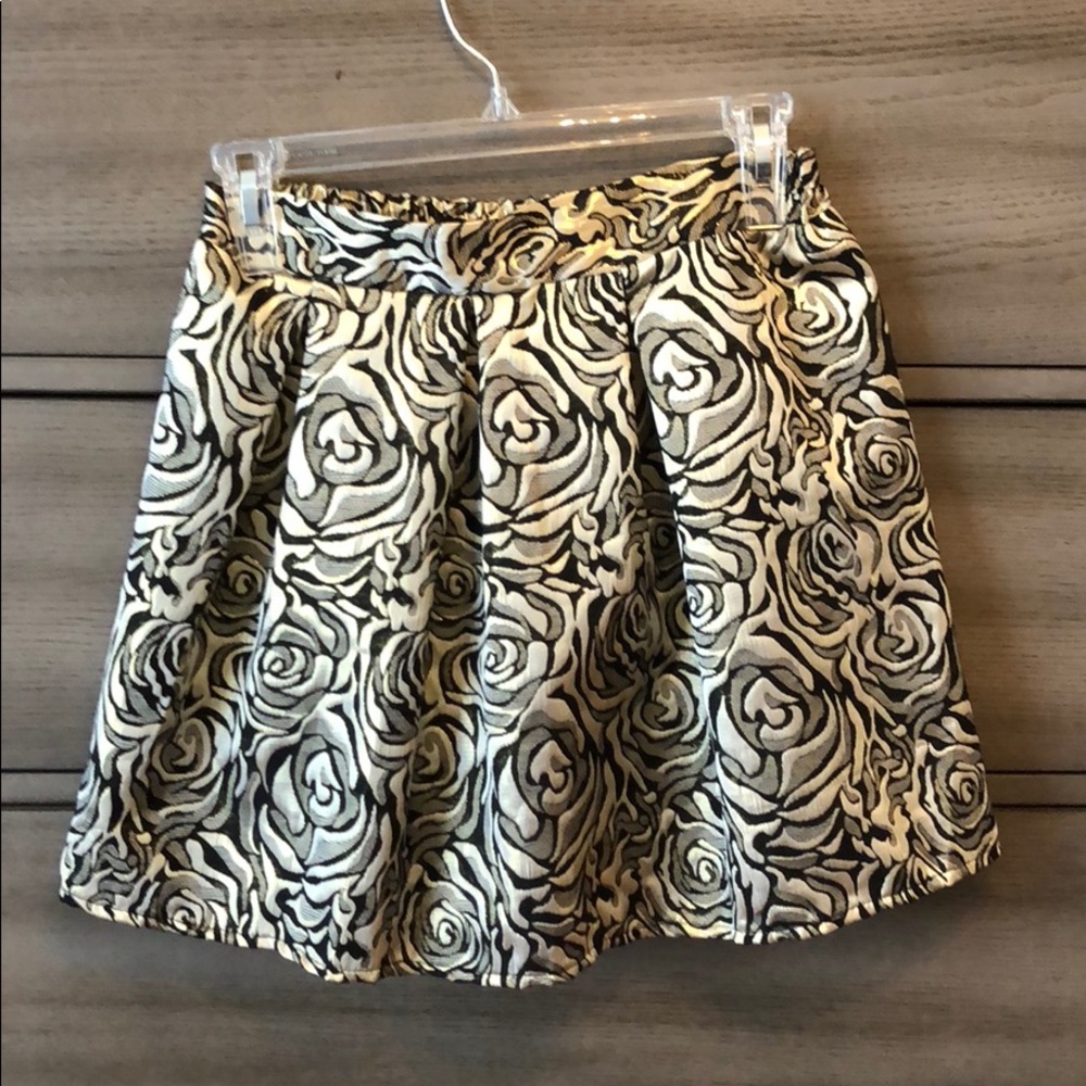 Gold Pleated skirt with rose pattern